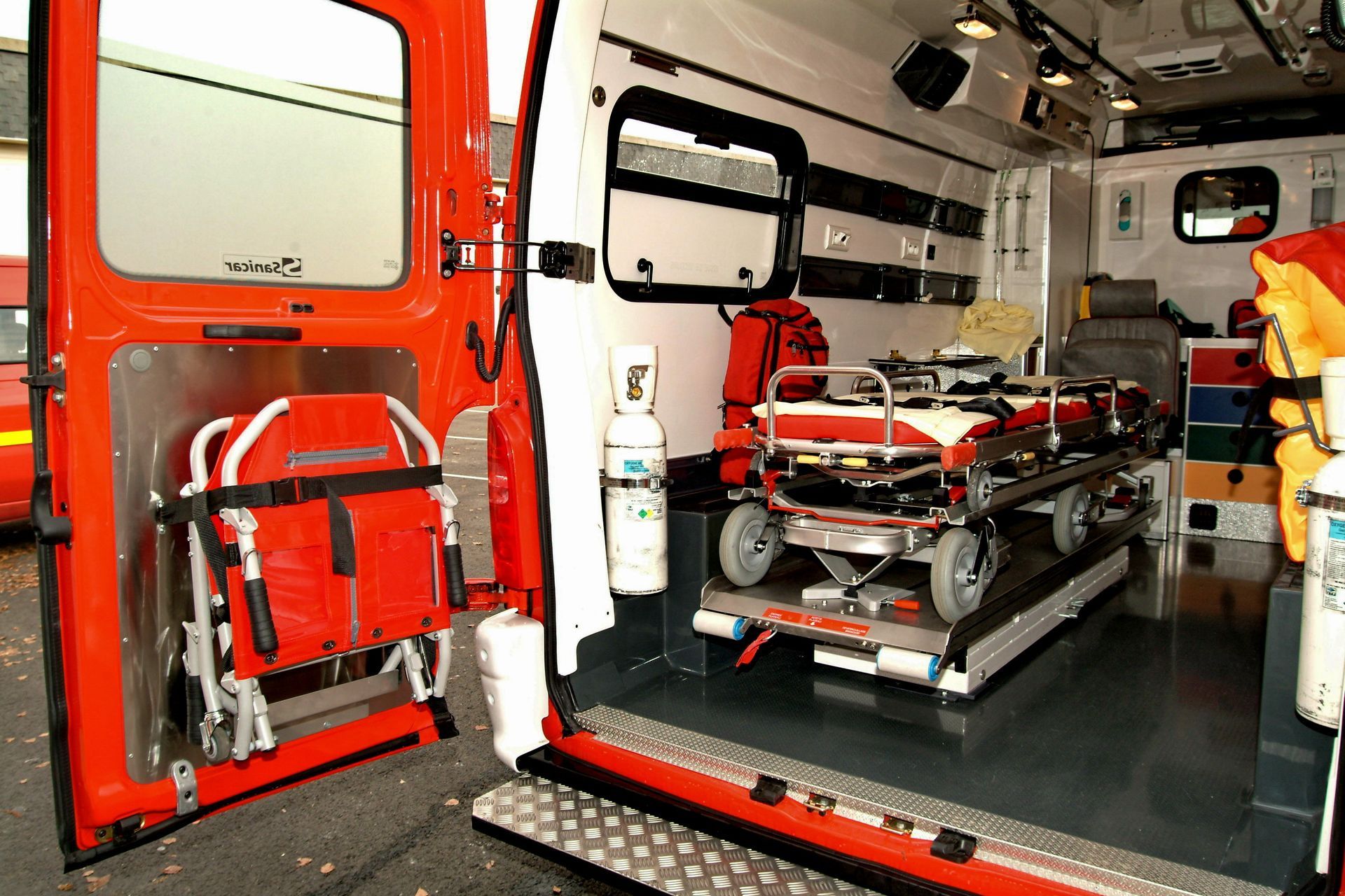 Intérieur d'une ambulance avec portière ouverte