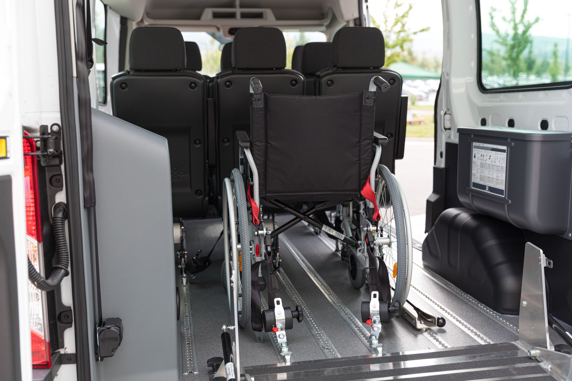 Ambulance avec un fauteuil roulant à l'intérieur