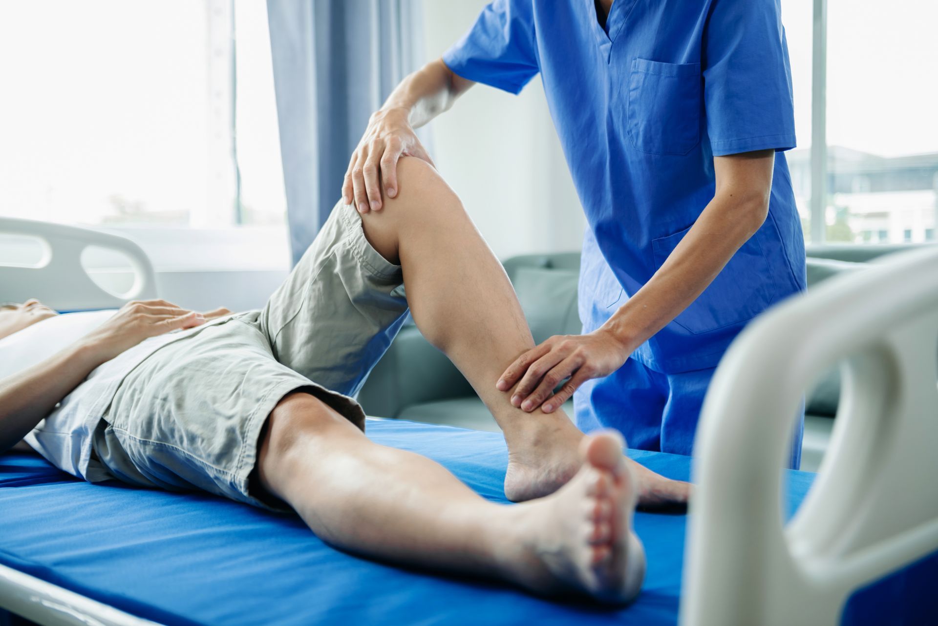 Infirmière manipulant la jambe d'un enfant sur un lit médicalisé