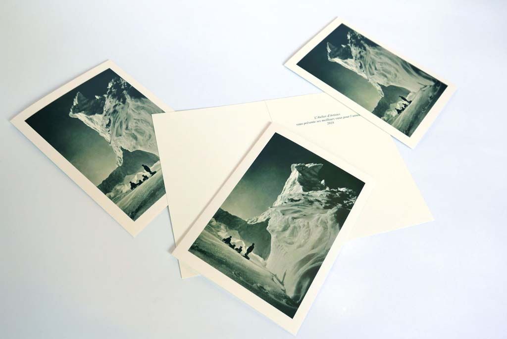 Quatre cartes de voeux dont une ouverte avec en premirre de couverture une photo en noir et blanc d'iceberg