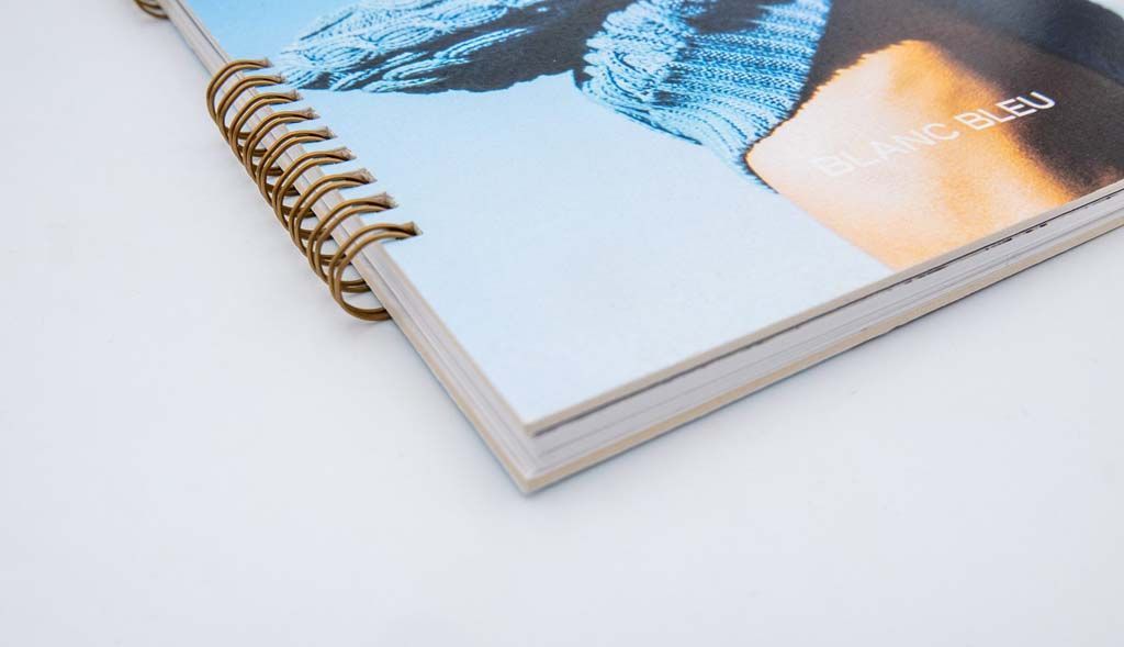 Reliure esthétique pour document imprimé de type catalogue pour la marque Blanc Bleu