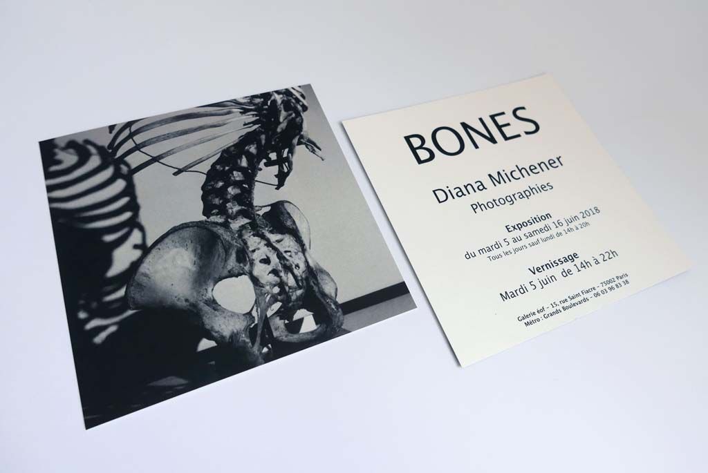 Carte de présentation d'une exposition de photographies artistiques sur les os par Diana Michener