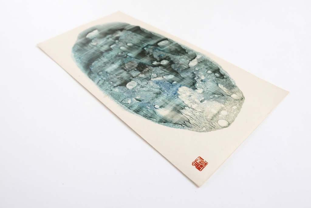 Impression d'une œuvre artistique avec motif ovale aux teintes grises