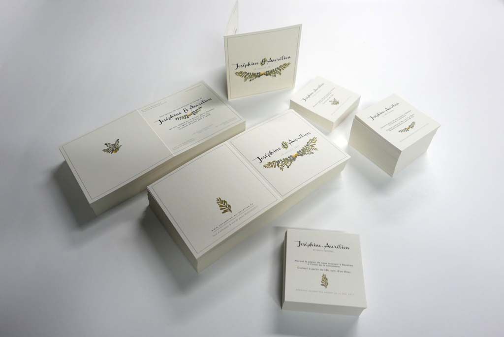 Paquets de divers formats de faire-part blanc avec impression dorée et noir