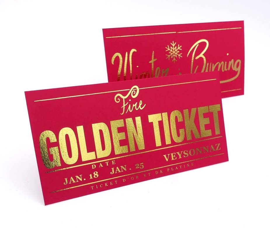 Impression d'un golden ticket, visuel d'invitation événementielle avec ecriture or sur fond rouge