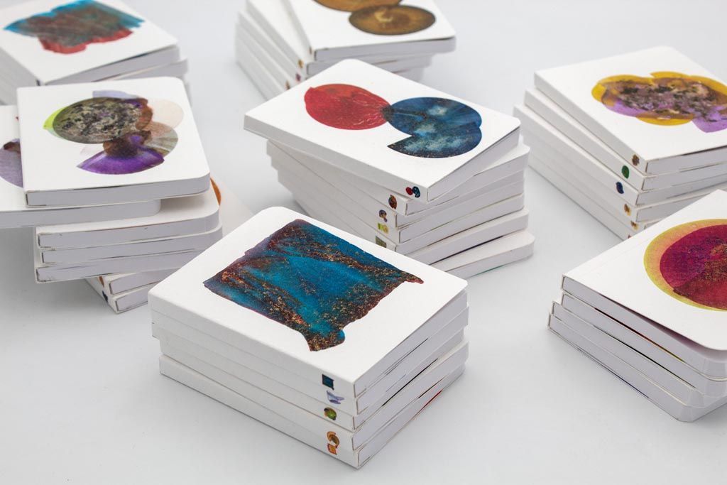 Carnets empilés à motifs abstraits