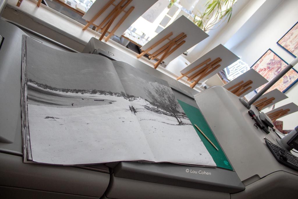 Livre ouvert avec paysage côtier imprimé