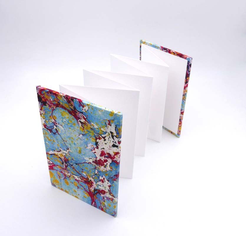 Modèle de livre accordéon aux couvertures imprimées de taches multicolores