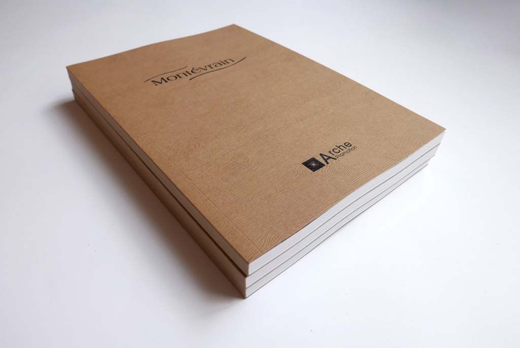 Ouvrage Montevrain imprimé avec une couverture brune sobre