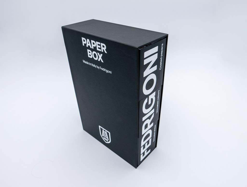 Impression de la Paper Box Fedrigoni noire avec écriture blanche en coffret