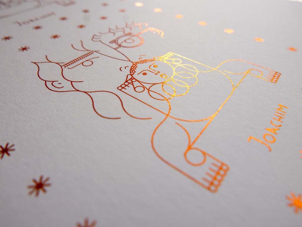 Motif doré aux traits fins imprimé sur une couverture blanche