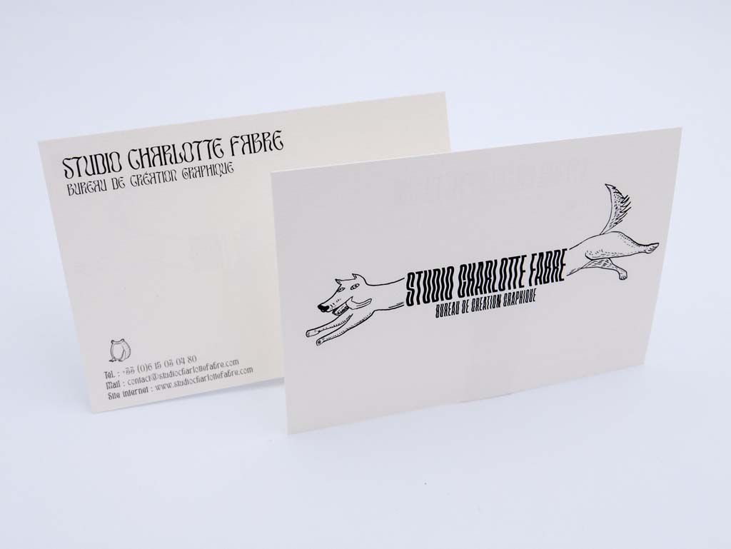 Carte de visite imprimée pour un studio de création graphique avec motif noir sobre sur fond blanc