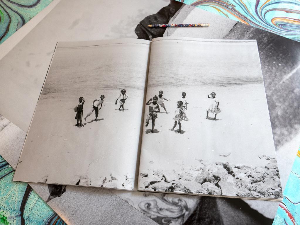 Double page montrant des enfants sur la plage