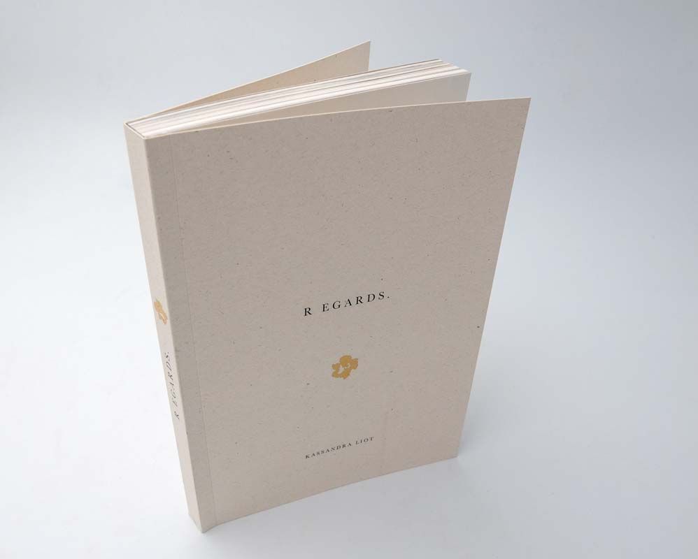 Ouvrage de Kassandra Liot, Regards, avec couverture blanc cassé, imprimé avec soin