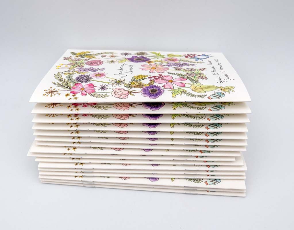 Pile de fasicules imprimés à motifs floraux