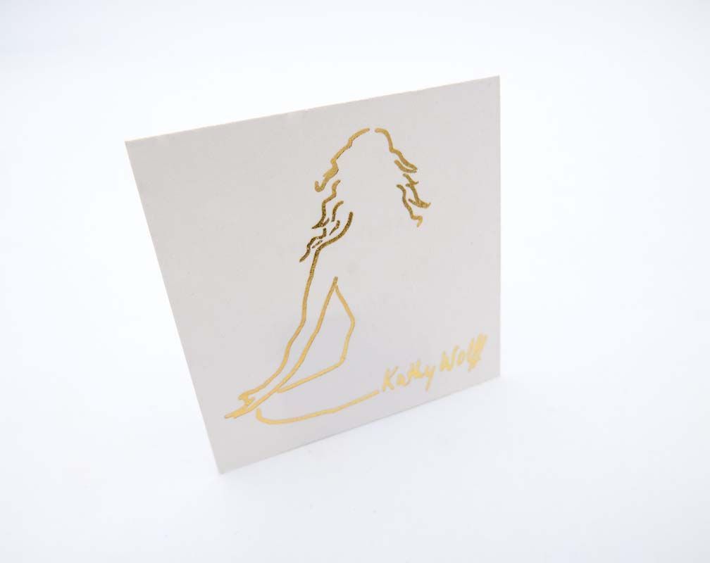 Impression en doré dégradé sur fond blanc de la silhouette d'une personne faisant du yoga