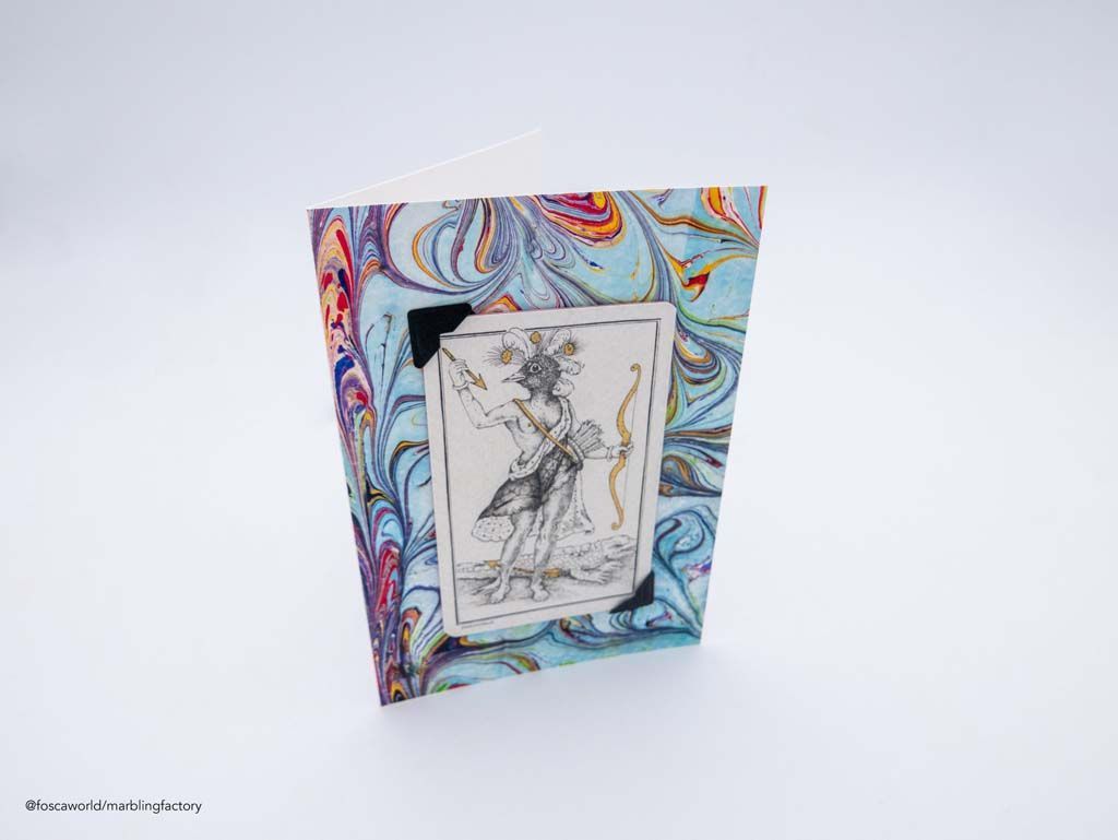 Pochette grand format imprimée avec des motifs colorés et porte-carte en première de couverture