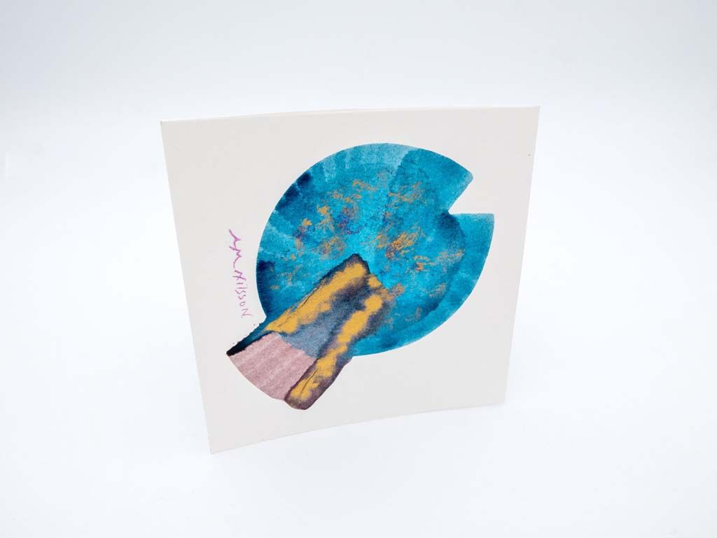 Impression d'une œuvre artistique présentant une forme sphérique bleue