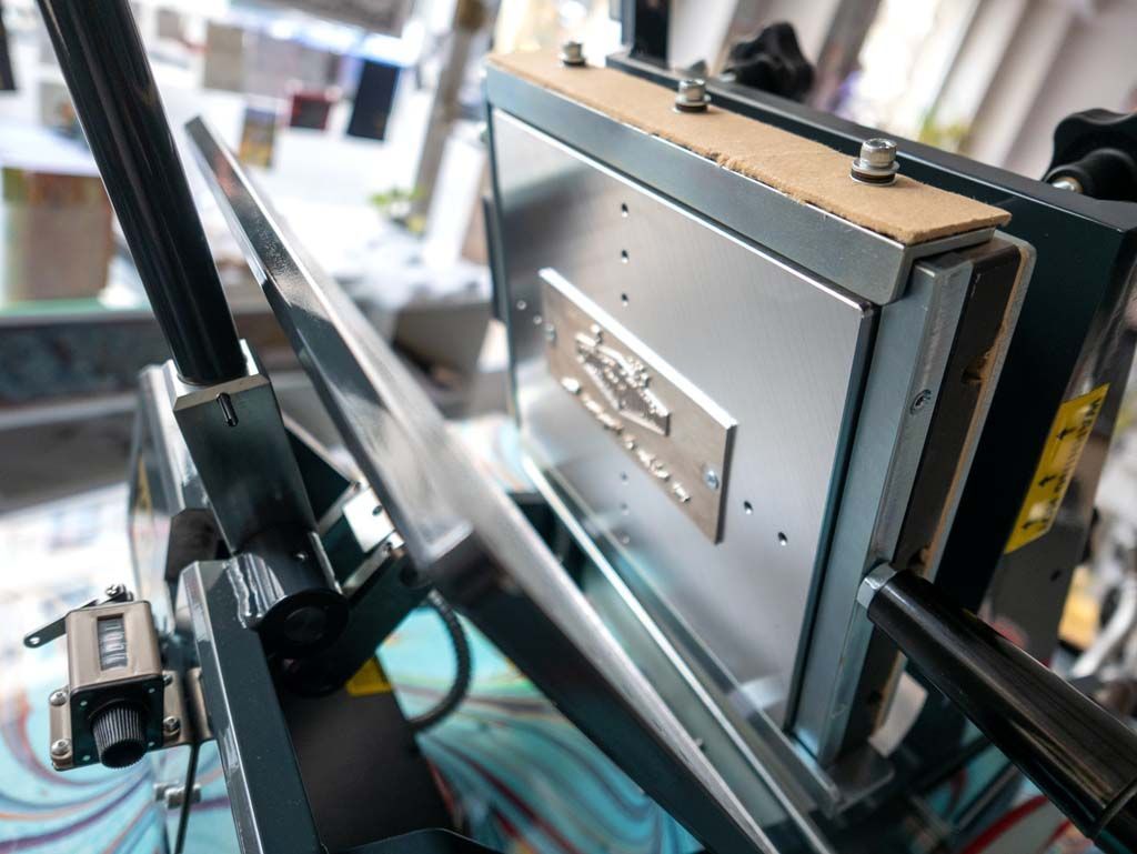 Plaque typographique argentée permettant des impressions de qualité