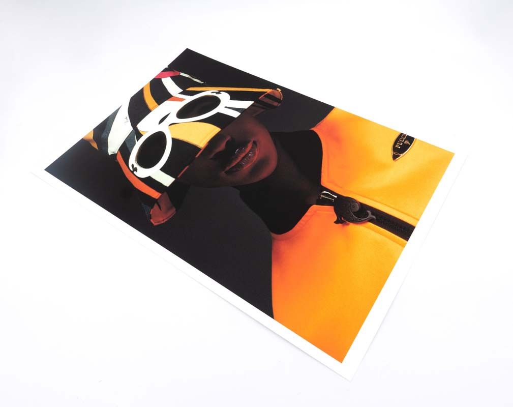 Impression d'une photo de mode avec une personne cadrée au buste habillée en orange et noir