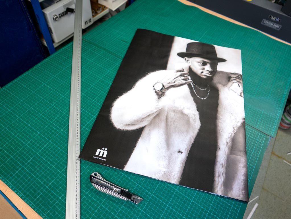 Affiche en noir et blanc d’un artiste