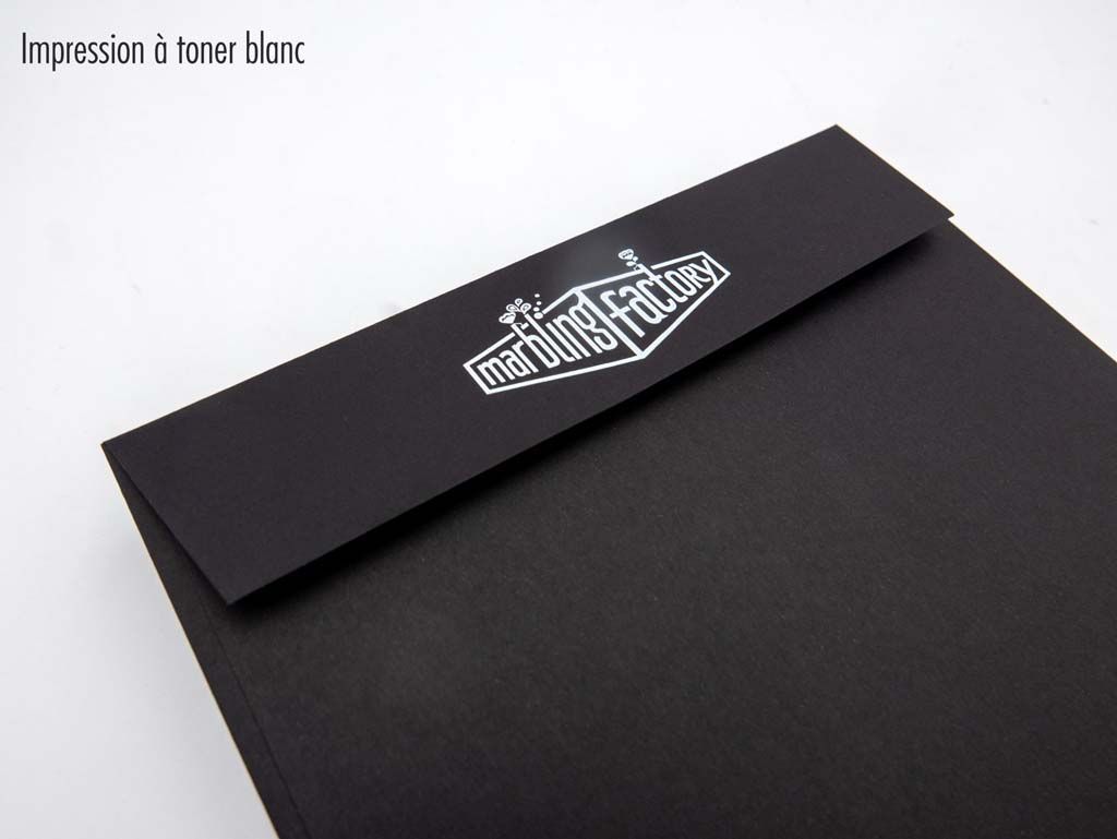 Pochette noire imprimée du logo de la Marbling Factory