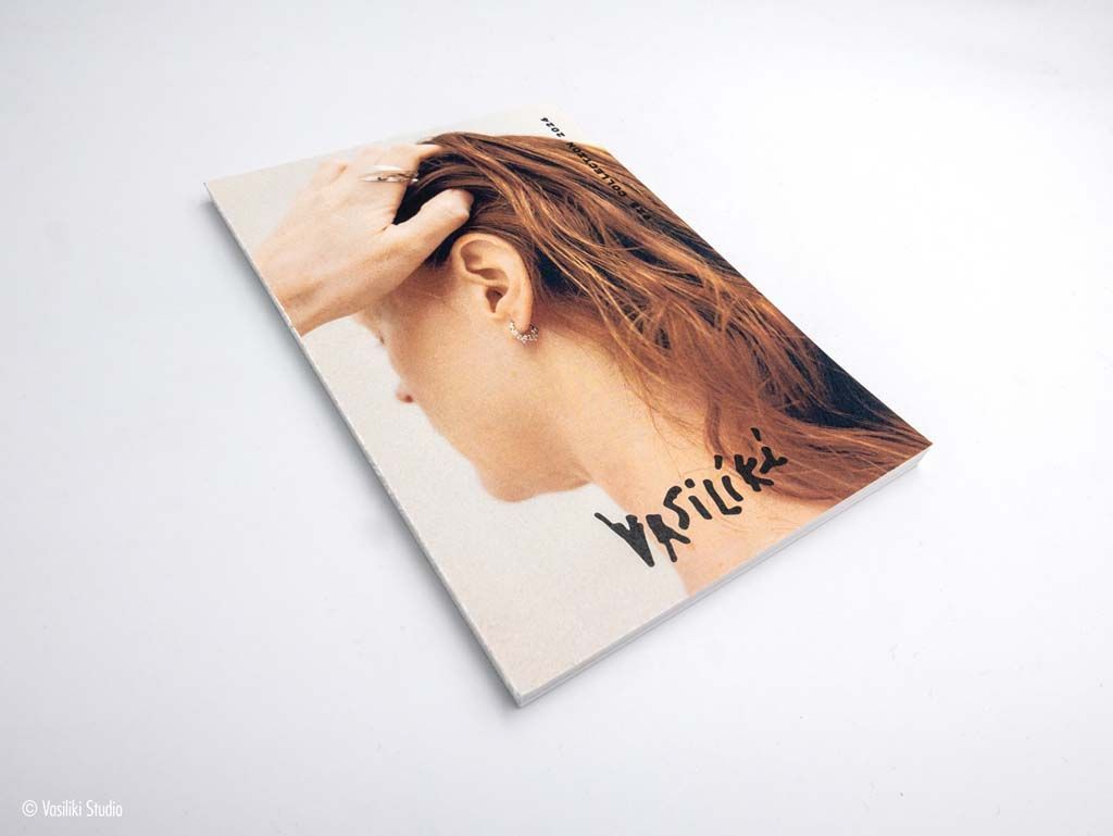 Impression d'un visuel en couleur montrant une femme de dos passant ses doigts dans ses cheveux