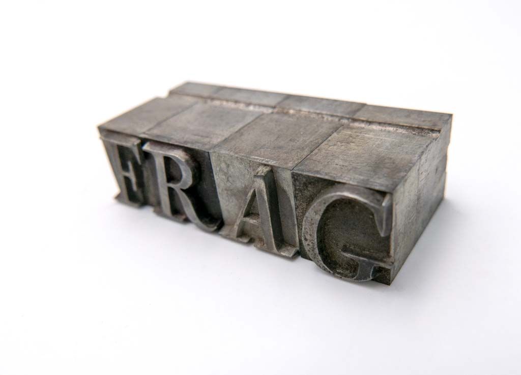 Pièces d'imprimerie servant de poinçon typographique formant le terme de Frag