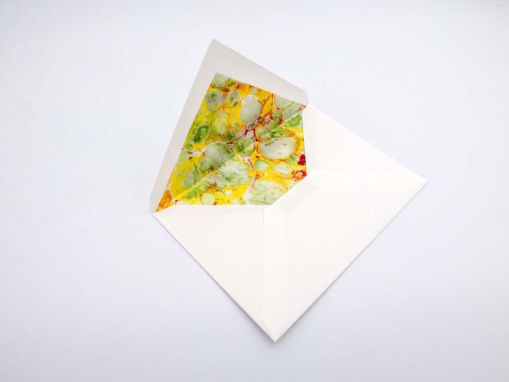 Impression d'une enveloppe blanche avec intérieur à motifs colorés fleuris