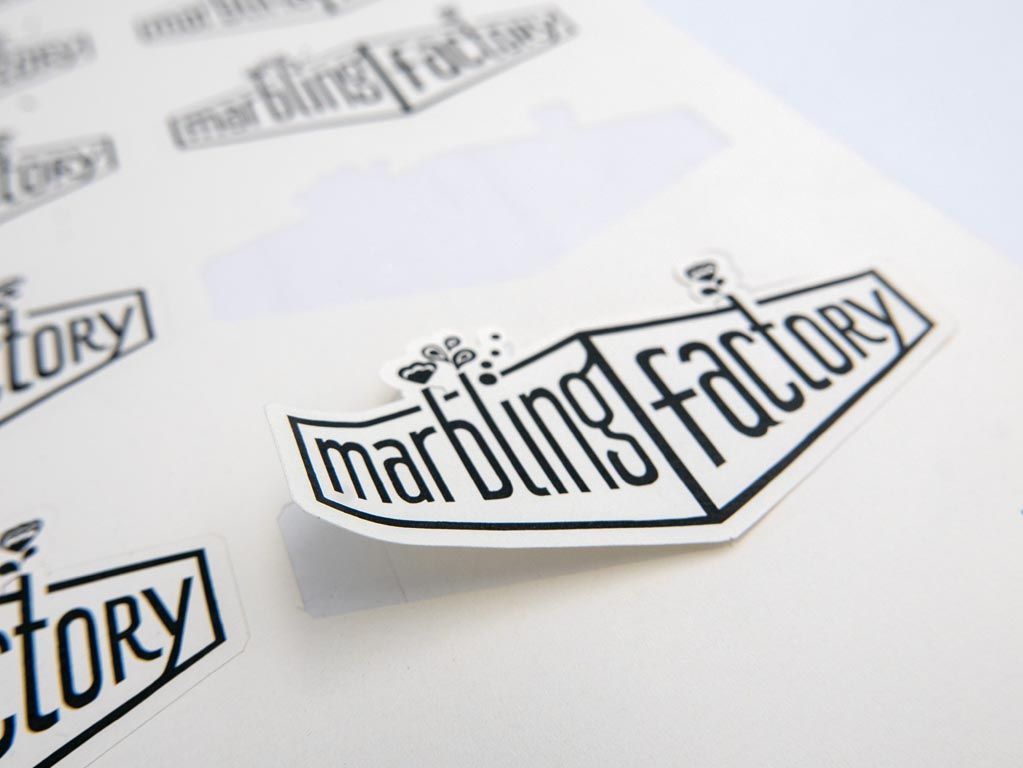 Étiquettes logo découpées avec précision