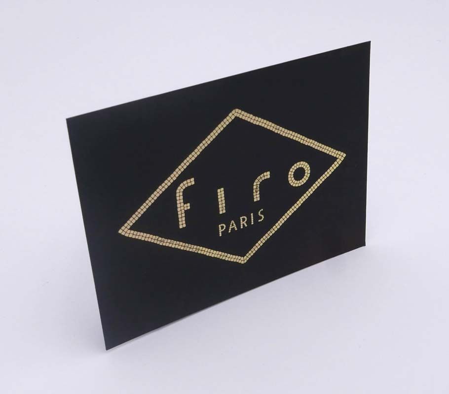 Impression en noir avec motif or pour la marque Firo basée à Paris