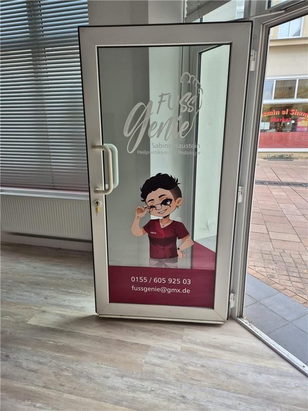 Eine Glastür mit dem Bild eines Jungen darauf.