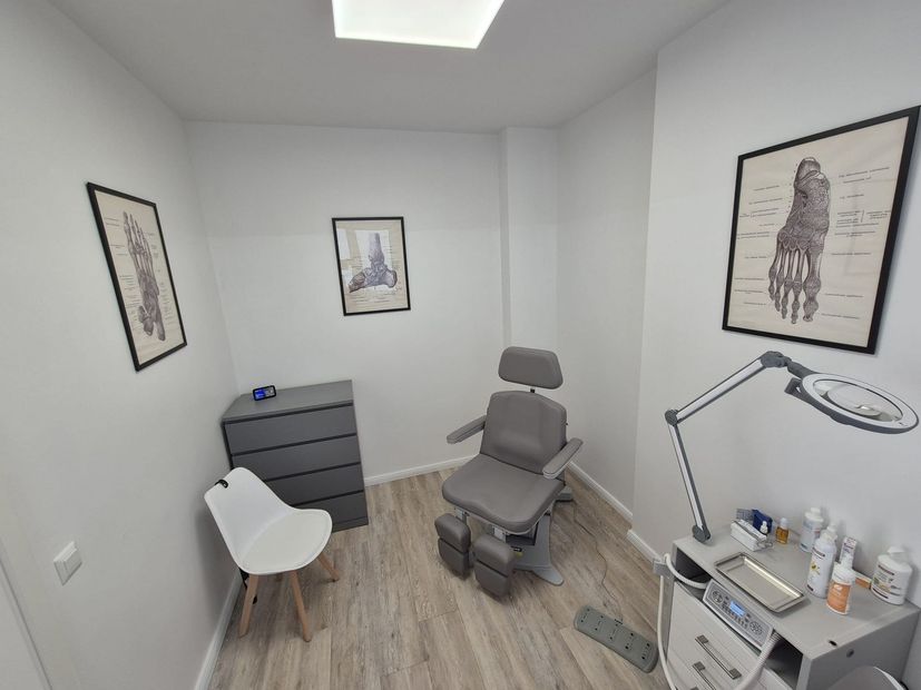 In der Mitte des Raumes steht ein Stuhl.