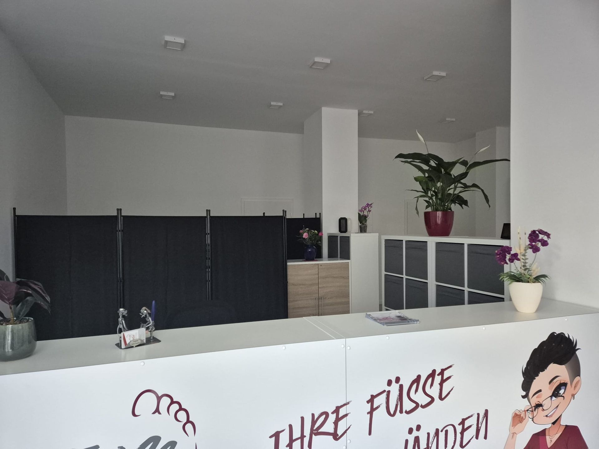 Eine Rezeption mit einem Schild mit der Aufschrift „drei Aufhebens“