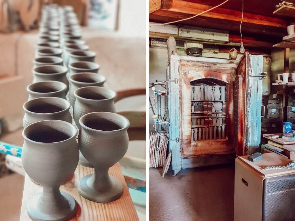 Des rangées de tasses en céramique grise sur une table à côté d'un four rustique dans un atelier