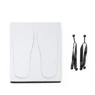 Un cuaderno blanco con una correa negra sobre un fondo blanco.