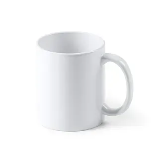 Una taza de café blanca con asa sobre un fondo blanco.