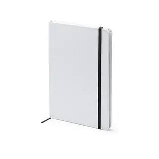 Un cuaderno blanco con una correa negra sobre un fondo blanco.