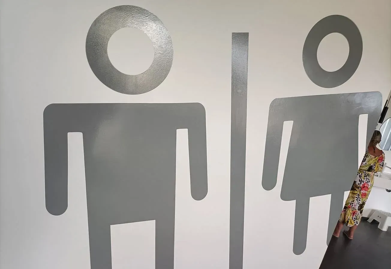 Un hombre y una mujer están pintados en una pared blanca.