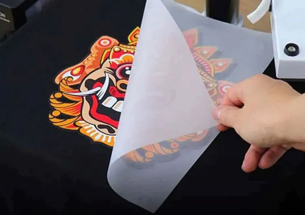 Una persona sostiene un trozo de papel con una imagen.