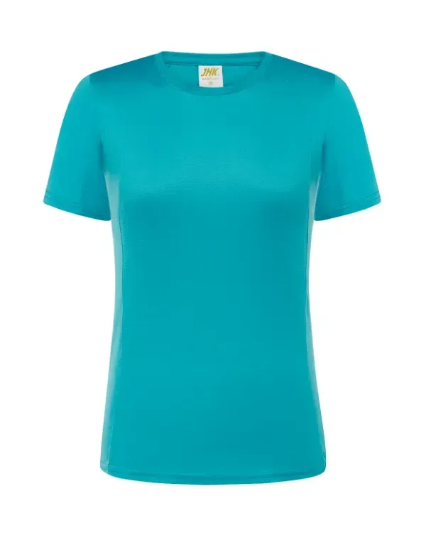Una camiseta azul de manga corta sobre un fondo blanco.