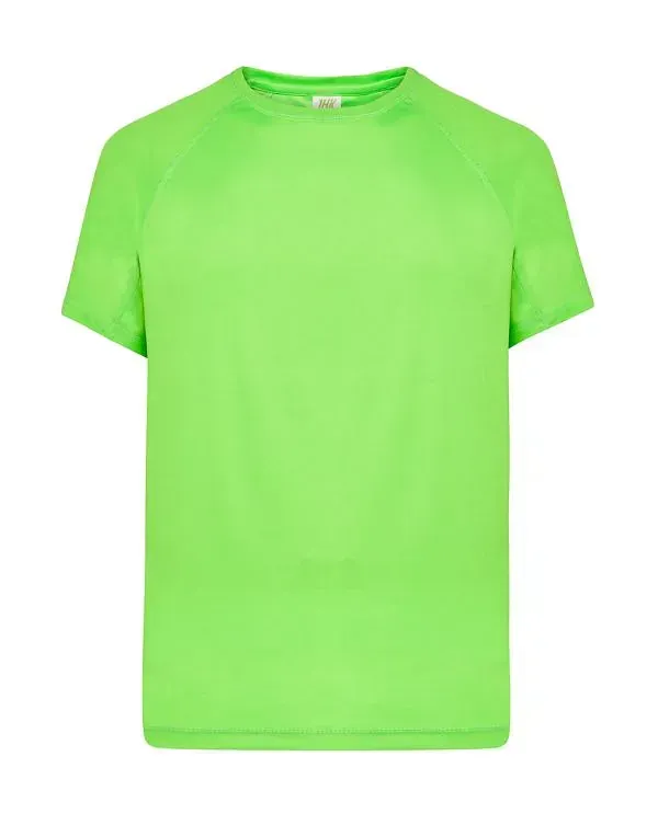 Una camiseta verde neón con mangas cortas sobre un fondo blanco.