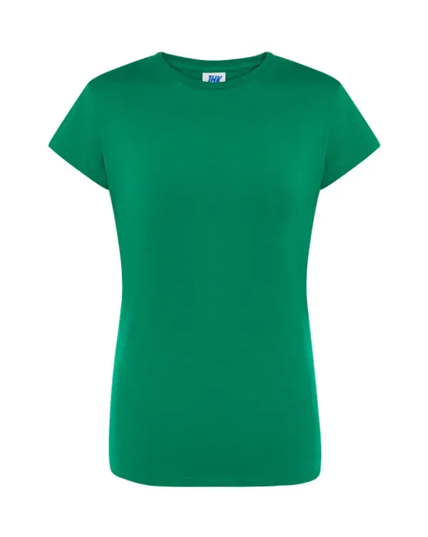 Una camiseta verde de manga corta sobre fondo blanco.