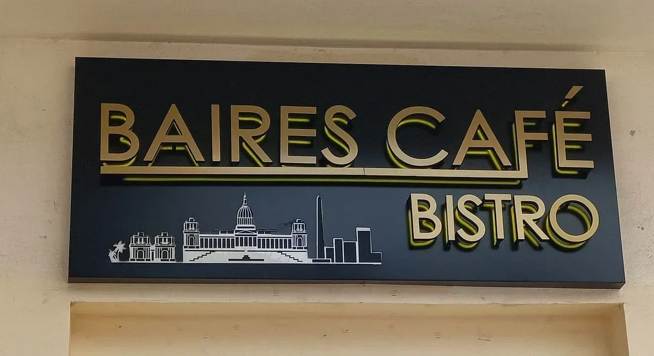 Un cartel que dice Baires Café Bistro.