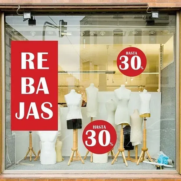 Un escaparate con un cartel que dice re ba jas