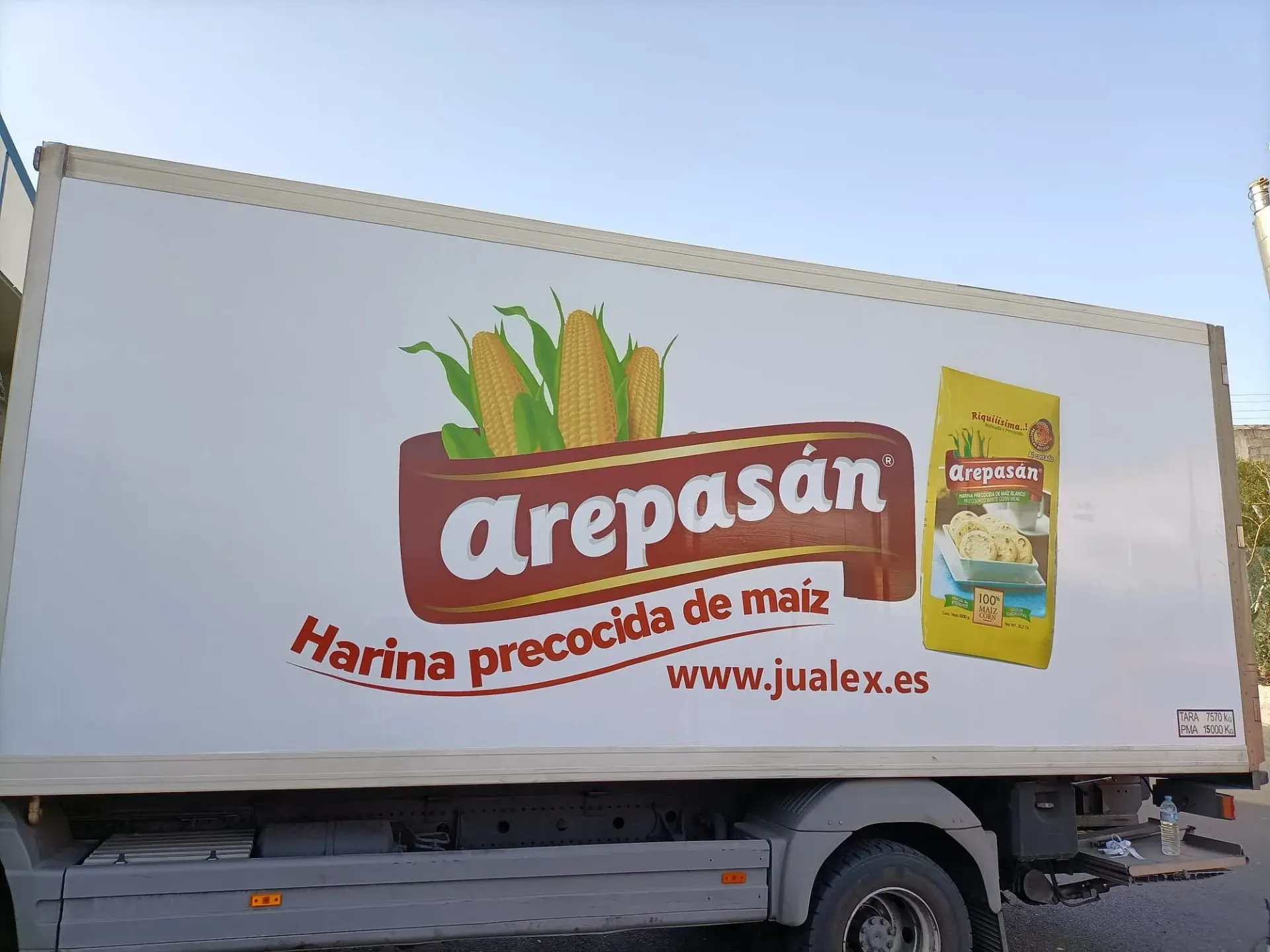 Un camión blanco con la palabra arepasan en el costado.