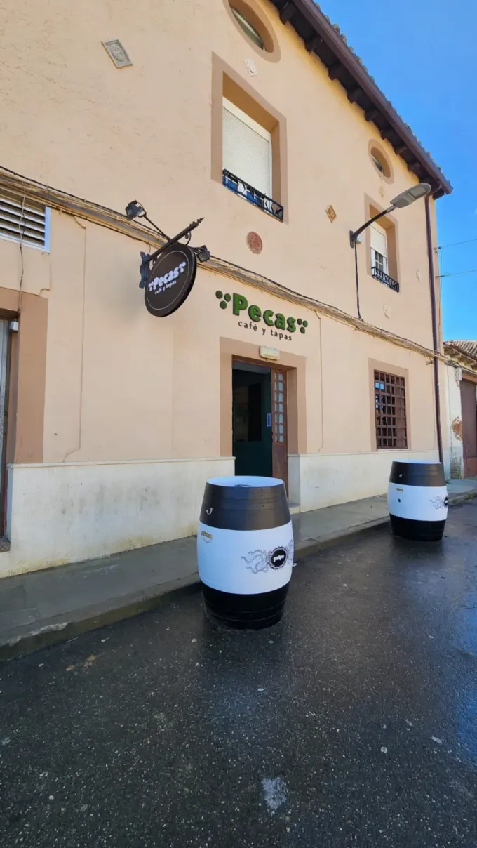 Un edificio de paredes claras con el letrero 
