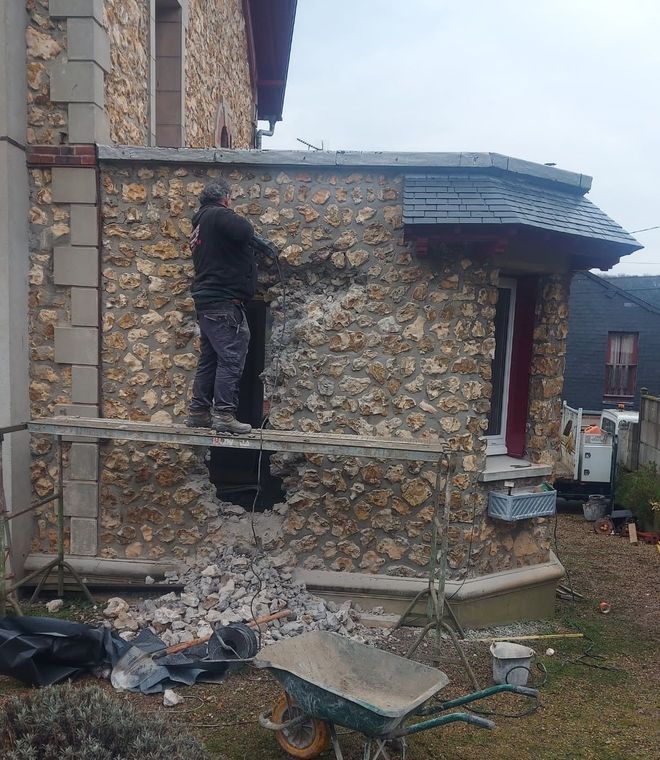 Professionnel intervenant sur l'extérieur d'un mur