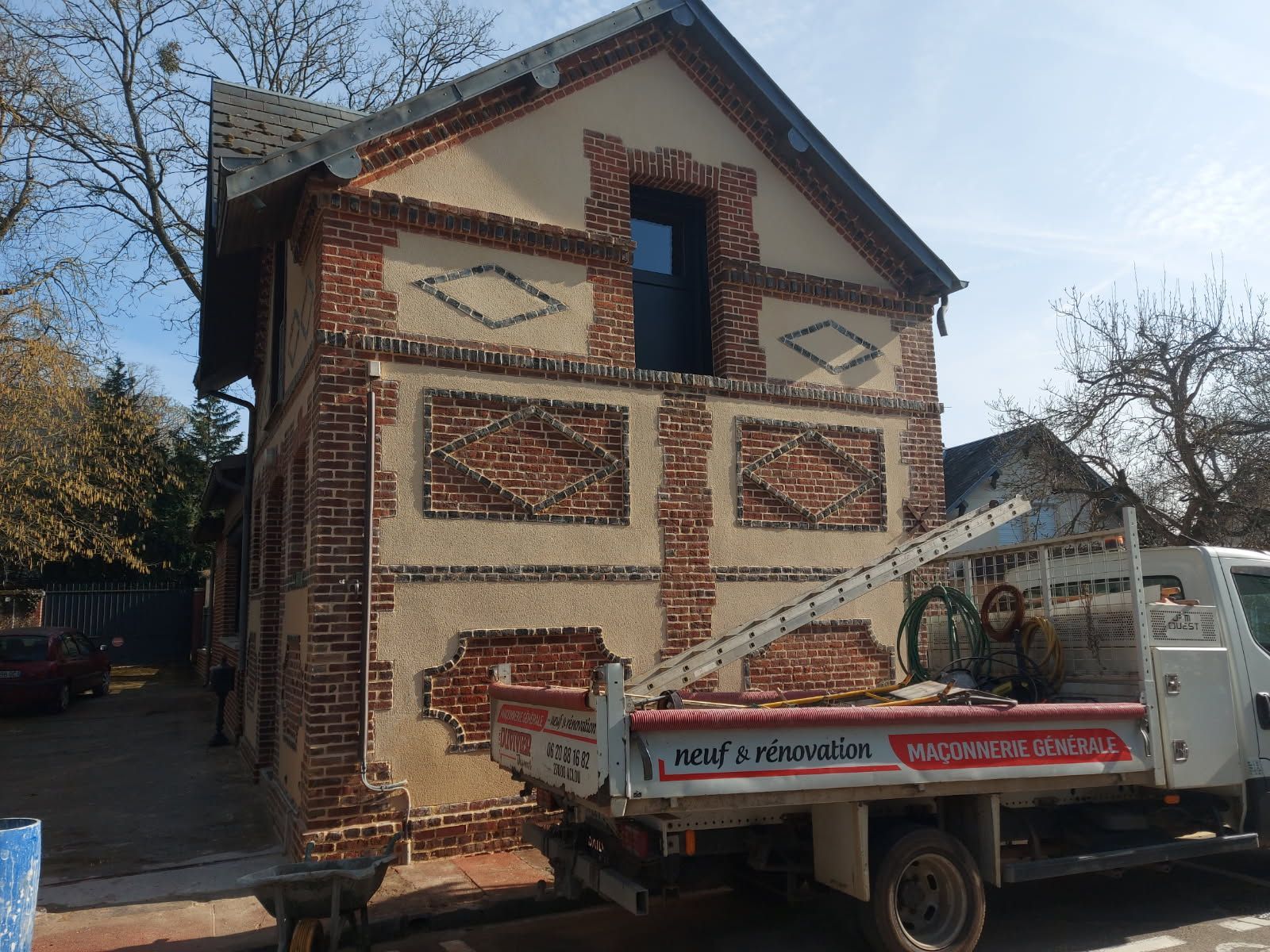 Façade de maison à colombages remise à neuf