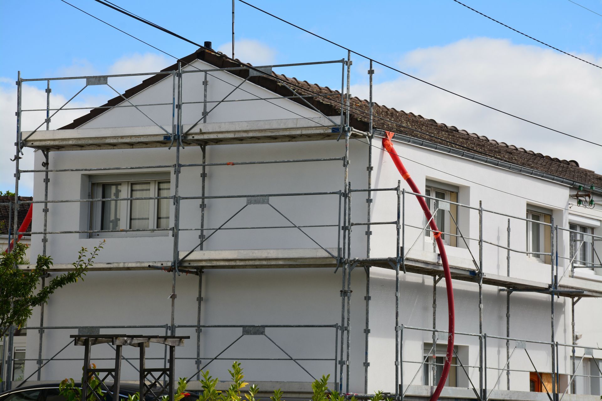 Maison entouré d'échafaudages pour les travaux de rénovation